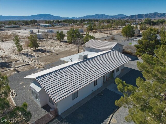 bird's eye view featuring a mountain view