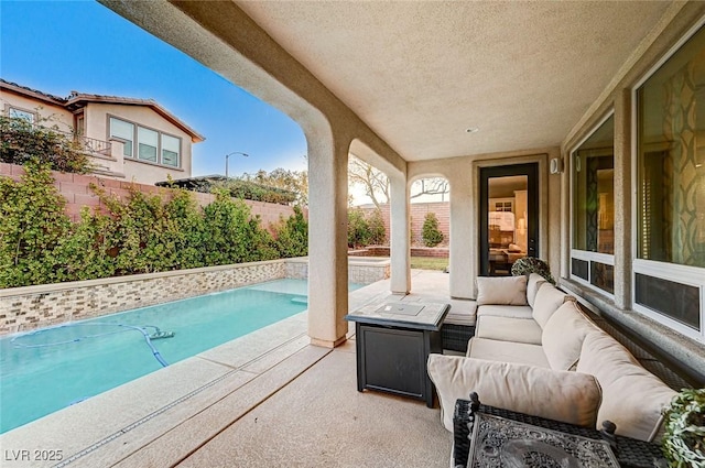 view of swimming pool featuring outdoor lounge area