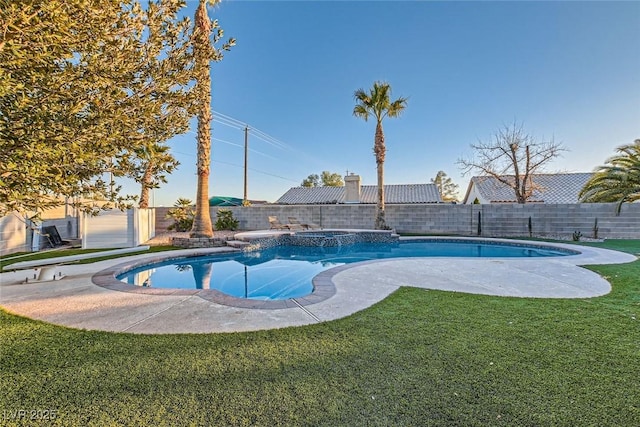 view of pool featuring a lawn and an in ground hot tub