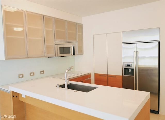 kitchen with sink, stainless steel appliances, and kitchen peninsula