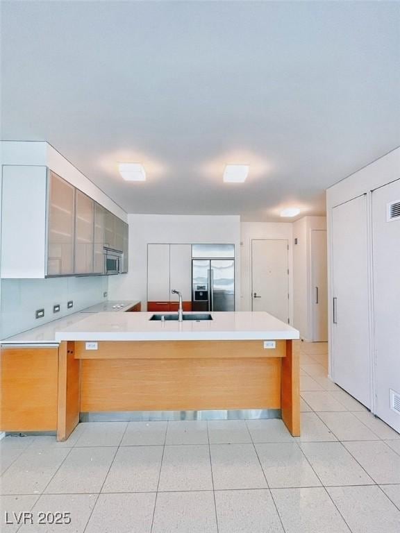 kitchen featuring stainless steel appliances, sink, and kitchen peninsula