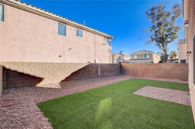 view of yard featuring a patio area