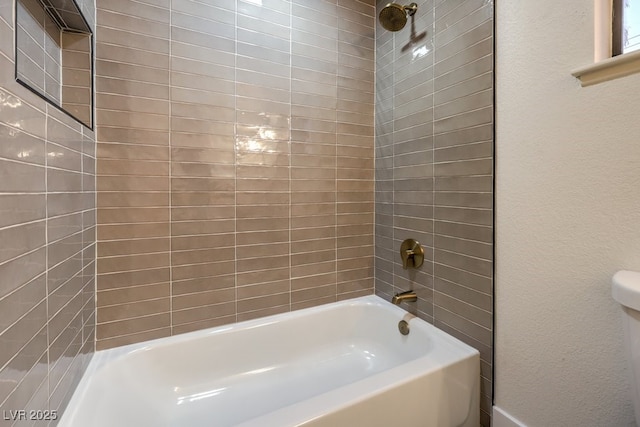 bathroom featuring tiled shower / bath combo