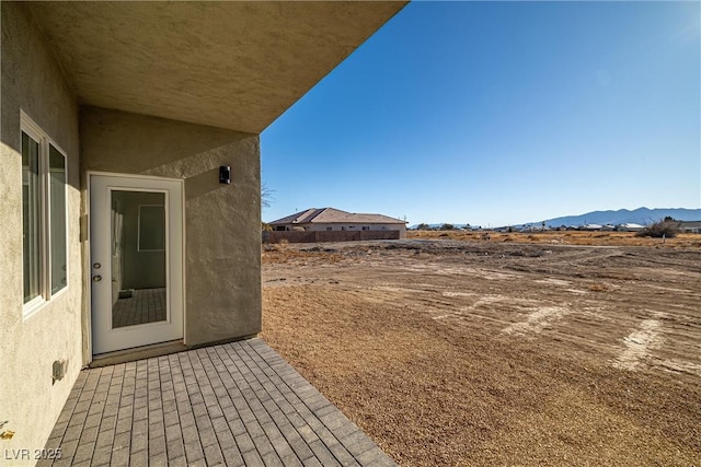 view of yard featuring a mountain view