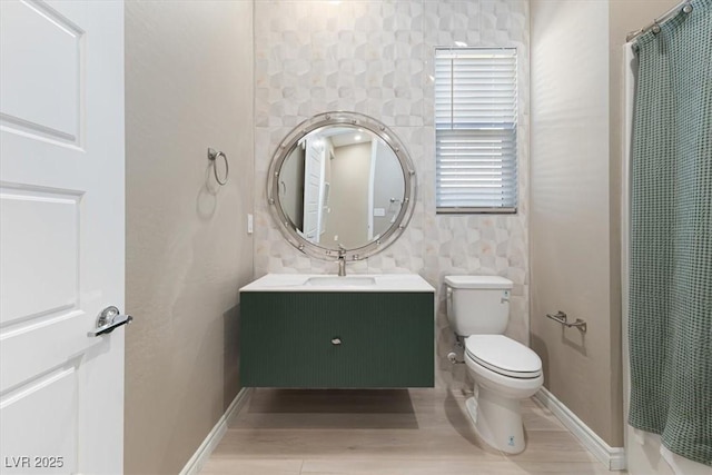 bathroom with a shower with curtain, vanity, and toilet