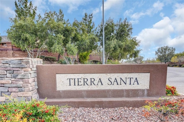 view of community / neighborhood sign