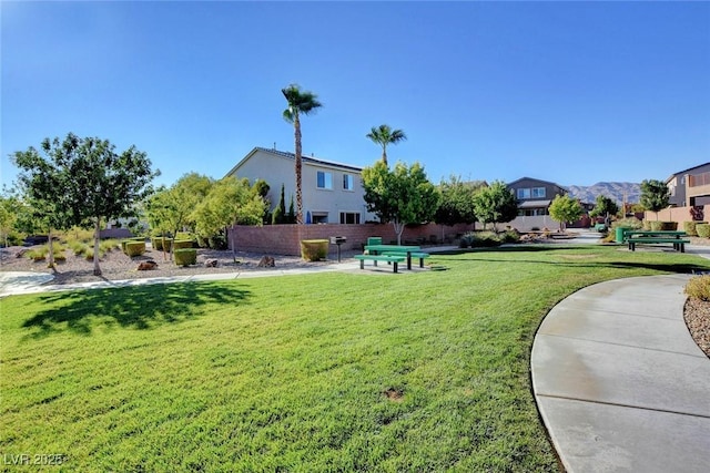 view of yard featuring a mountain view