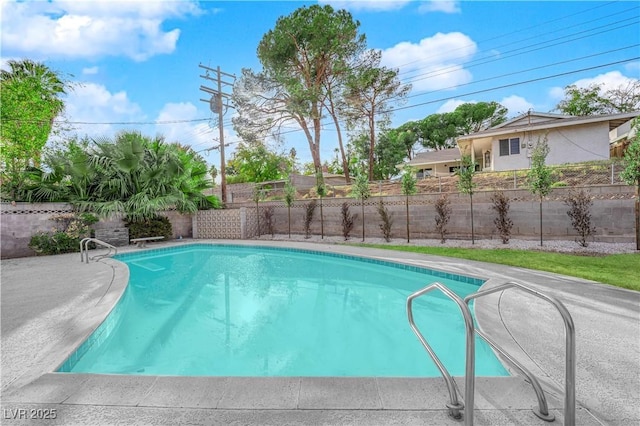 view of swimming pool