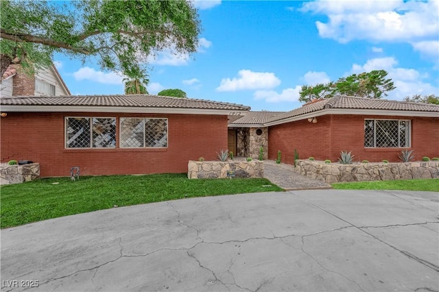 ranch-style home featuring a front yard