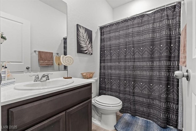 bathroom with toilet, a shower with curtain, and vanity