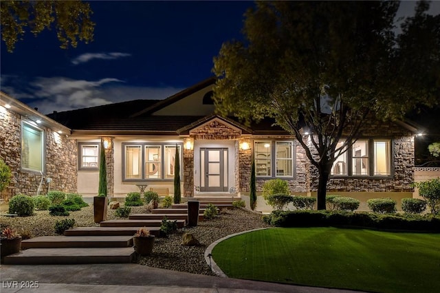 view of front facade featuring a front lawn