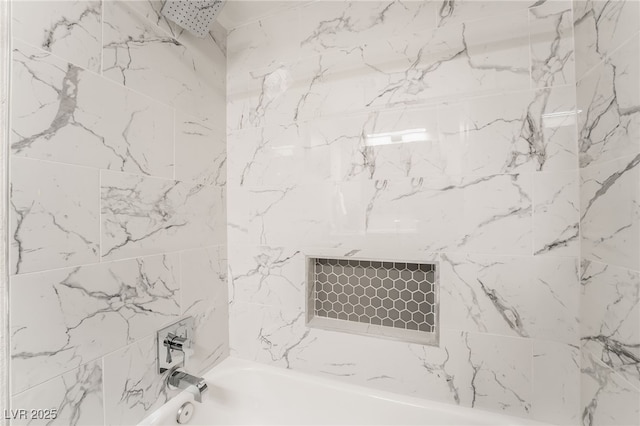 bathroom featuring tiled shower / bath combo