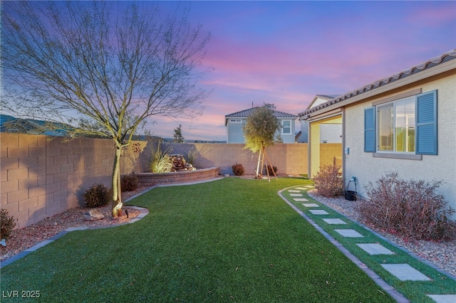 view of yard at dusk