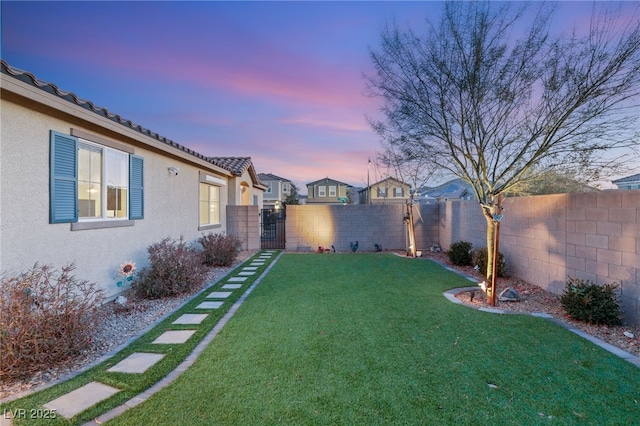 view of yard at dusk