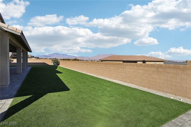 view of yard featuring a mountain view