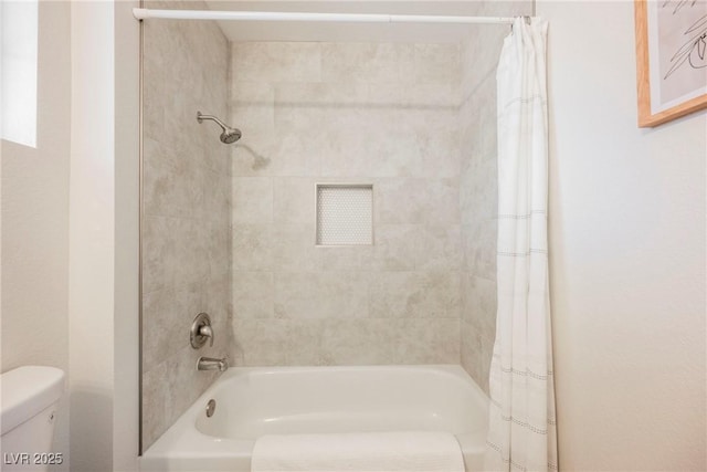 bathroom featuring toilet and shower / tub combo