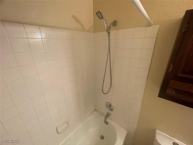 bathroom with tiled shower / bath combo