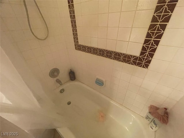 bathroom with tiled shower / bath combo