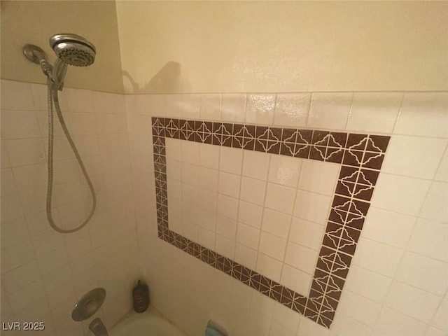 room details featuring tiled shower / bath