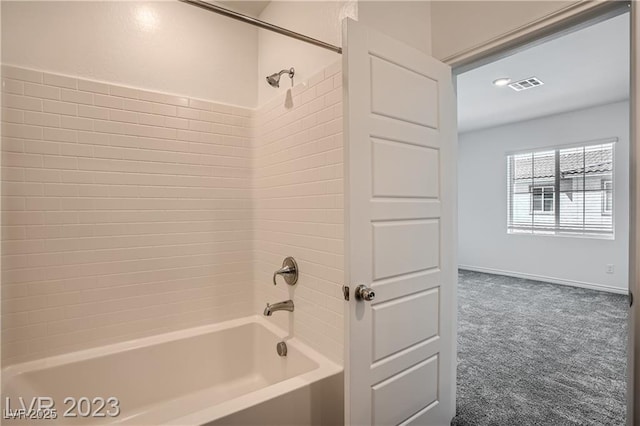 bathroom featuring tiled shower / bath