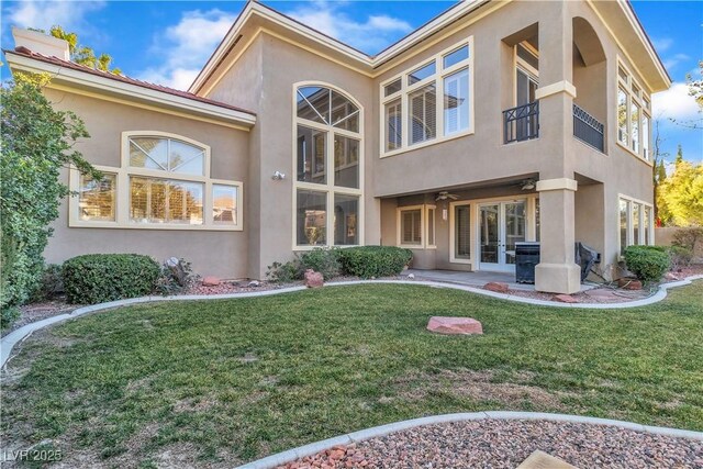 view of front of property featuring a front lawn