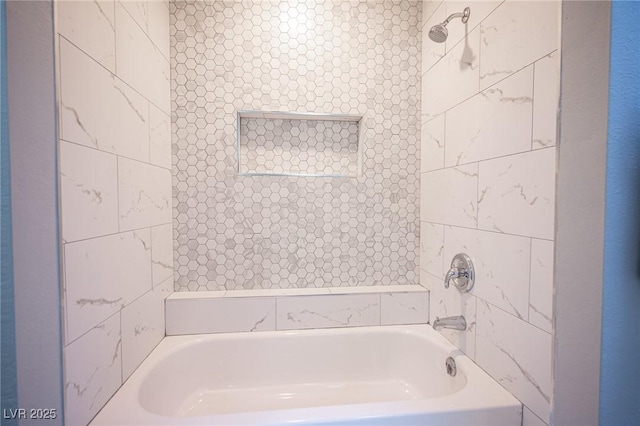 bathroom featuring tiled shower / bath combo