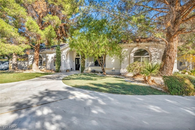 view of front of property featuring a front lawn