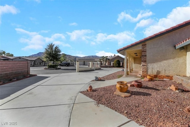 view of yard with a mountain view