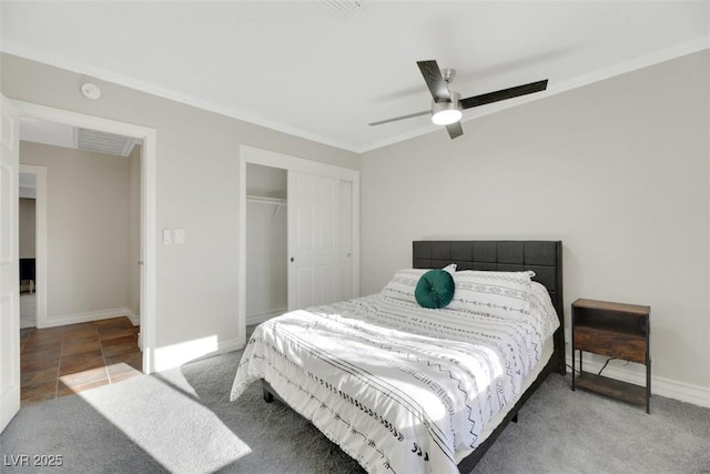 bedroom with ceiling fan, a closet, crown molding, and carpet flooring