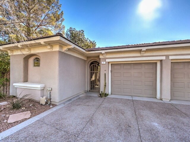 ranch-style home featuring a garage