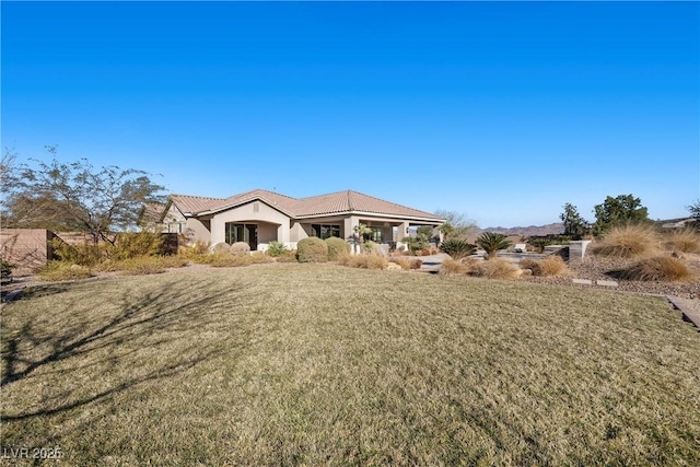 view of front of home featuring a front yard