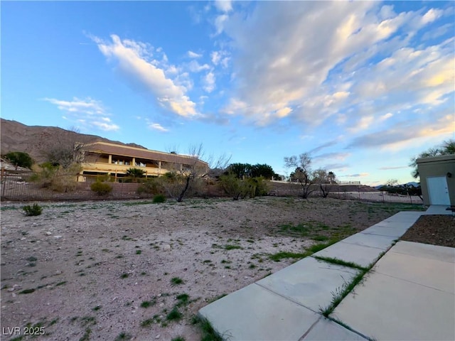 view of yard featuring a mountain view