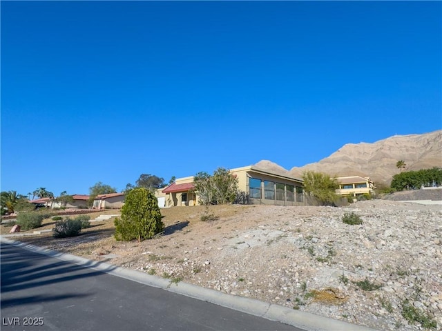 view of front of property featuring a mountain view