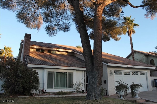 view of front facade featuring a garage