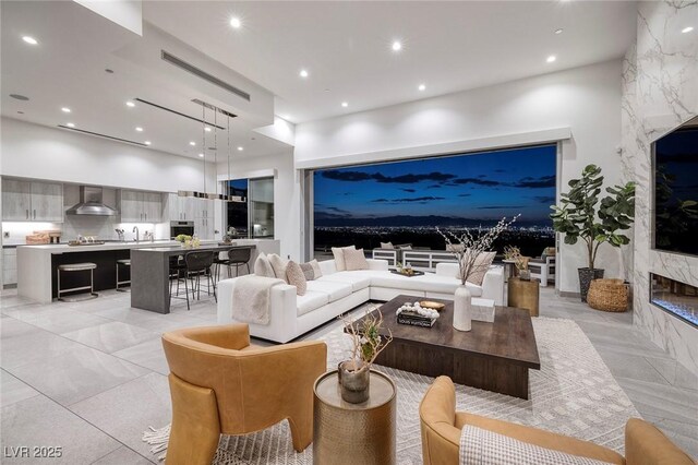 living room with sink and a towering ceiling