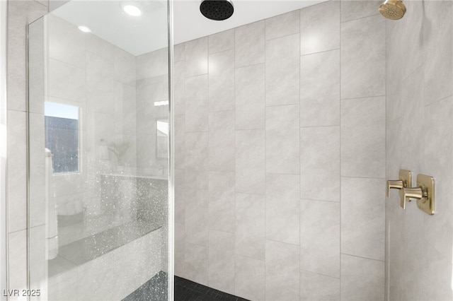 bathroom featuring a tile shower