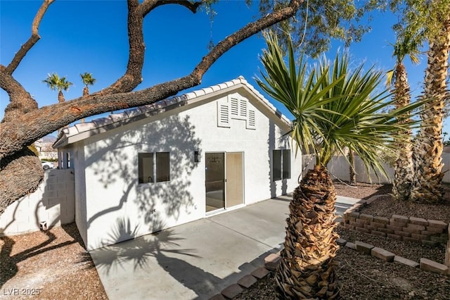 view of front of property featuring a patio area