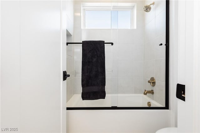 bathroom with enclosed tub / shower combo