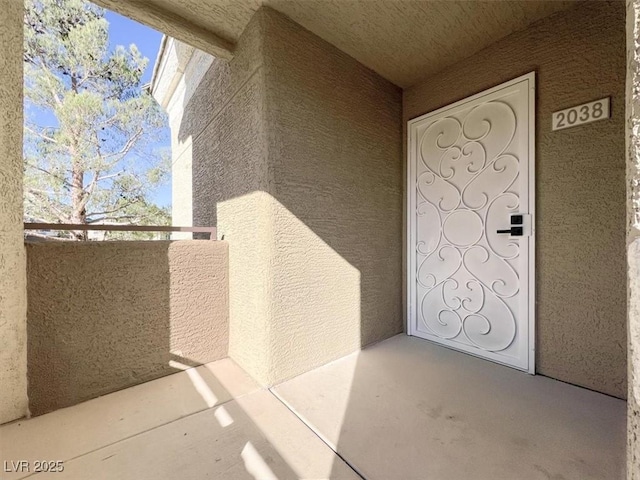 property entrance featuring a balcony