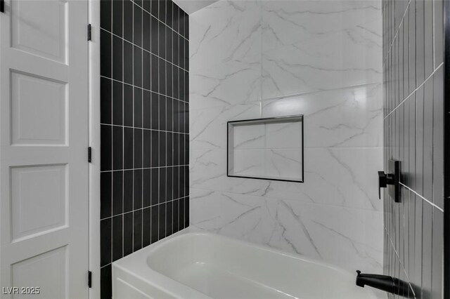 bathroom with tiled shower / bath combo