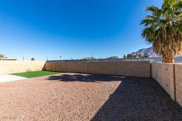 view of yard with a mountain view