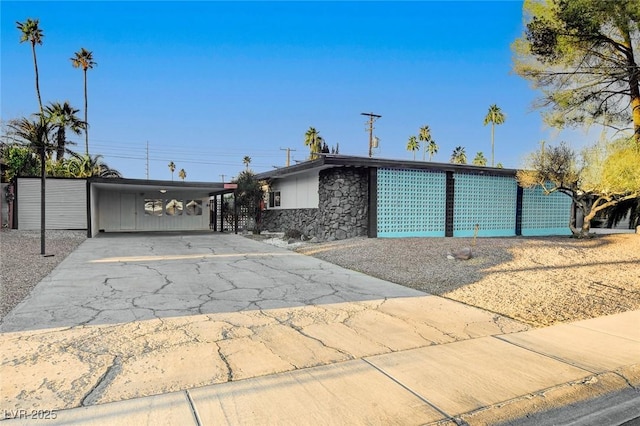 view of front facade featuring a carport