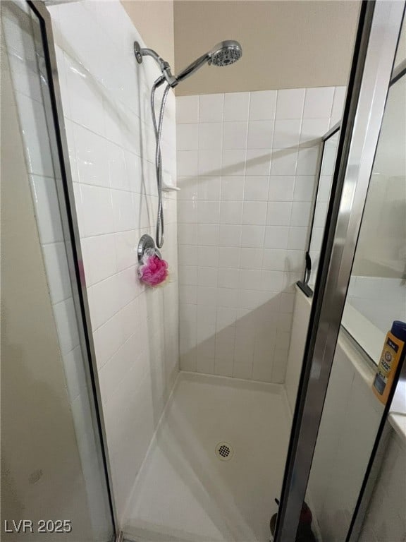 bathroom featuring tiled shower