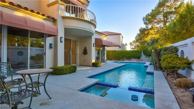 view of pool featuring a patio area and an in ground hot tub