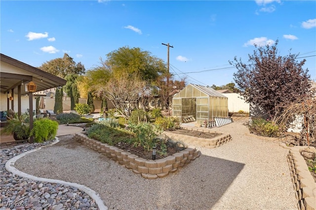 view of yard featuring an outdoor structure