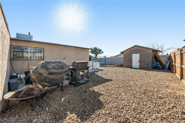 view of yard featuring a storage shed