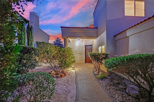 view of yard at dusk