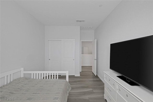 unfurnished bedroom with light wood-type flooring and a closet