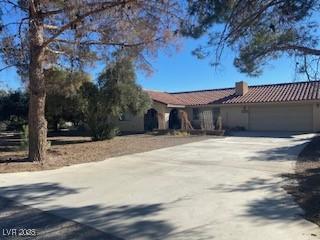 ranch-style home featuring a garage