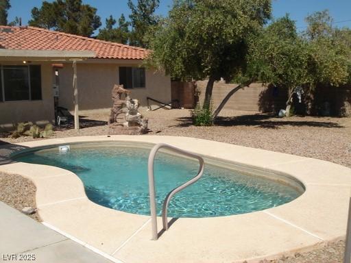 view of swimming pool